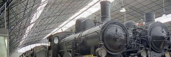 Sala con locomotive storiche al Museo ferroviario di Pietrarsa