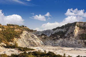 Il cratere visitabile del Vulcano Solfatara