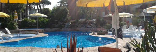 Piscina all'Hotel Residence Costa dei Pini