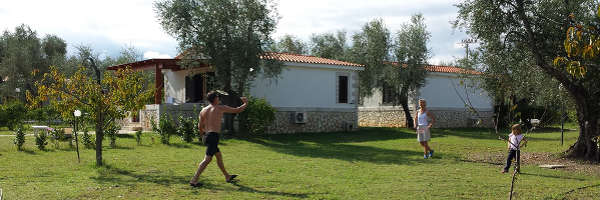 Nei pressi di Vieste, vicino al mare e alla Foresta Umbra, Residence agrituristico con appartamenti in casette e villette, ristorante, parco interno, piscina, aree giochi, servizi ed accessori per bambini. 