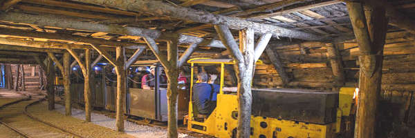 Trenino nelle gallerie del complesso del museo minerario di abbadia san salvatore